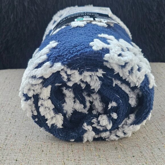 Mainstay Sherpa Throw Light Weight Year Round Warmth & Comfort 50X60 in NWT - Picture 5 of 11